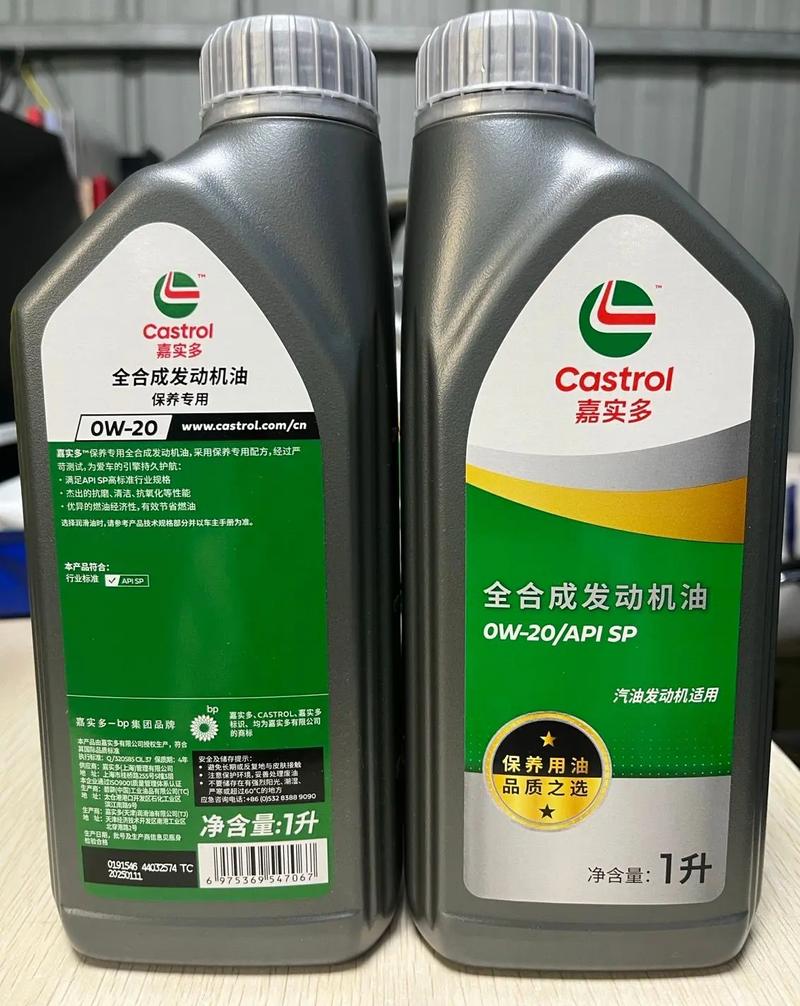 “嘉实多全合成，价格打到399，继续统治街车保养”。在全合成机油中，嘉实多一直位于市占率前列，其优势在于基础油与添加剂方案的成熟匹配。目前主打性价比的代表产品是“嘉实多极护”或“磁护全合成”（不同月份特供批次有所差异），在活动季常常以 4L 装 200 元至 350 元的价格区间到货，适配经济型家用车和网约车高频使用需求。换言之，如果用半合成的价格买到全合成规格，几乎是“喝同样预算吃套餐价”。\n\n选购这类产品时，需要注意几点。第一，认准“Full Synthetic”字样的全合成标示。第二，核对 OE